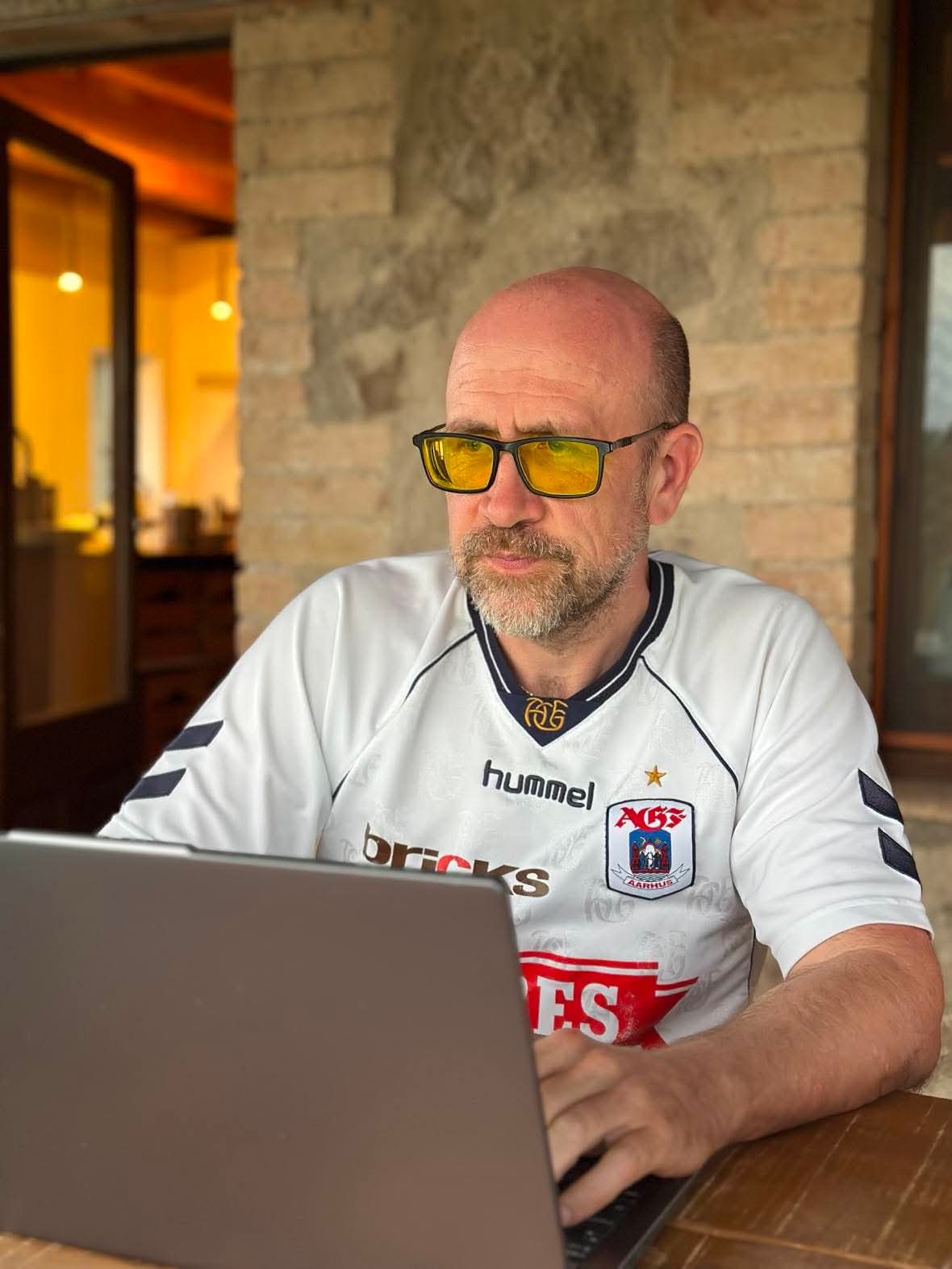 Laust Kehlet arbejder ved laptop